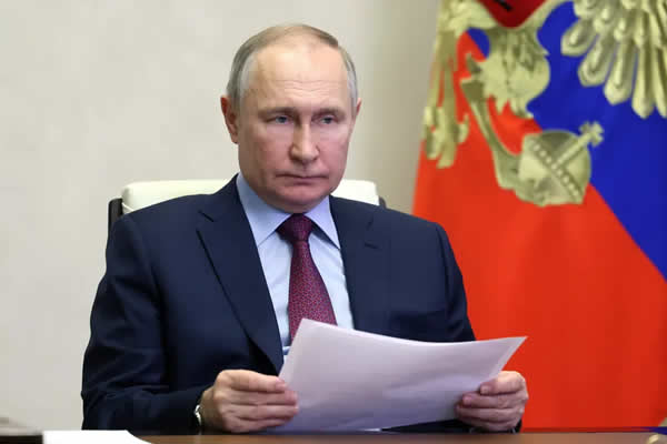 Putin diz que enfrenta 'facada nas costas' e promete punir traidores das Forças Armadas